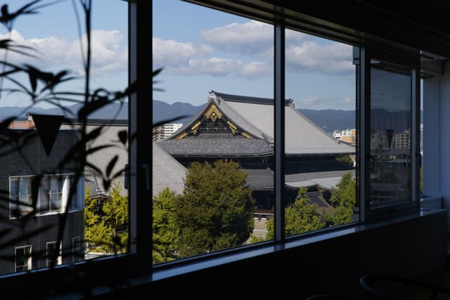 外観_ビジネスラウンジの窓からは、京都タワーや東本願寺の他、山々の紅葉や雪化粧が望め、仕事の合間の気分転換や来訪者に好印象を与えます。