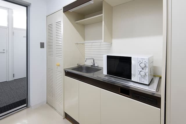 共有部_キッチン。電子レンジと給湯器を自由に利用できます。