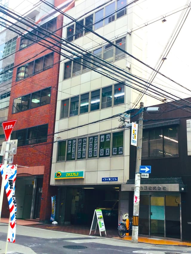 外観_道修町通りに面したオフィスビルです