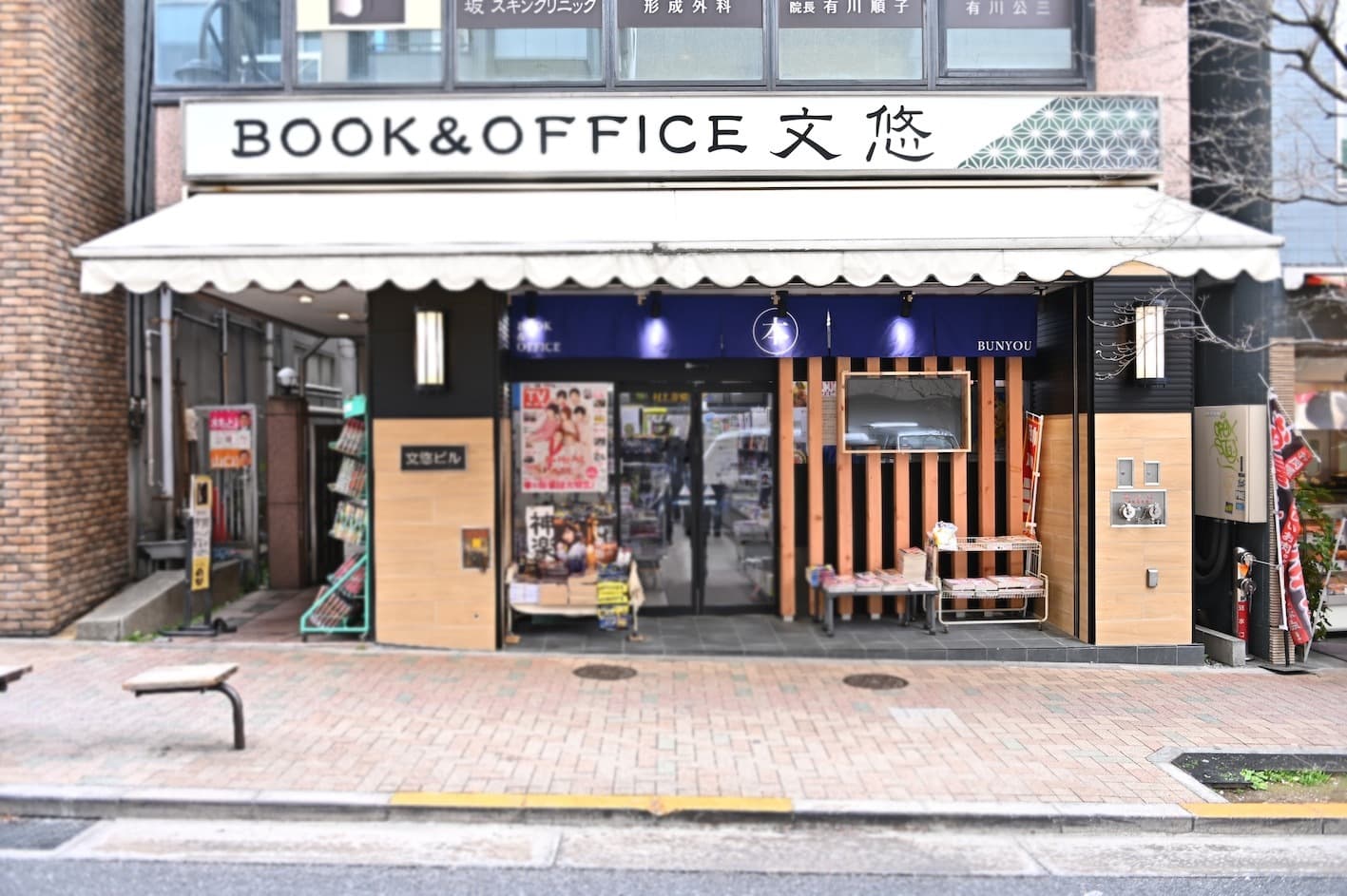 外観_建物の1階は書店になっています。入居者の方は、契約室内であれば書店の本が読み放題です。