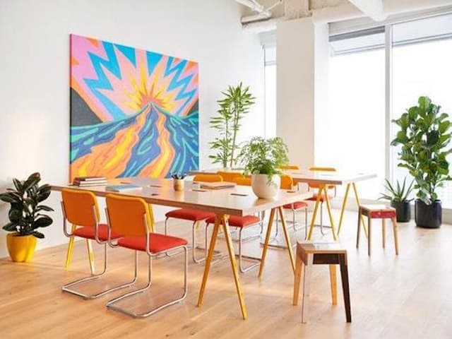 共用部_オープンスペース。オシャレな絵画やアートは感性を刺激し常に新しいアイディアを引き出します。※イメージ画像 ©WeWork
