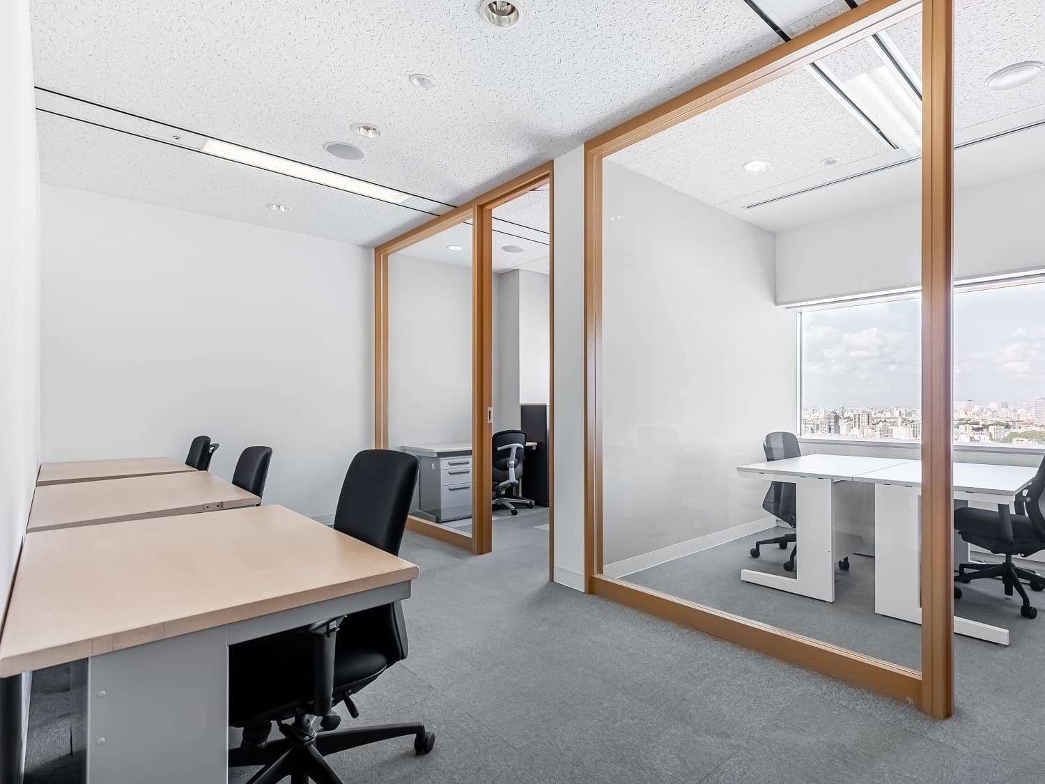 個室_オフィス家具がそろっておりすぐにお使いいただけます。シンプルな内装で仕事に集中できます。
