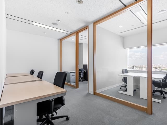 個室_オフィス家具がそろっておりすぐにお使いいただけます。シンプルな内装で仕事に集中できます。