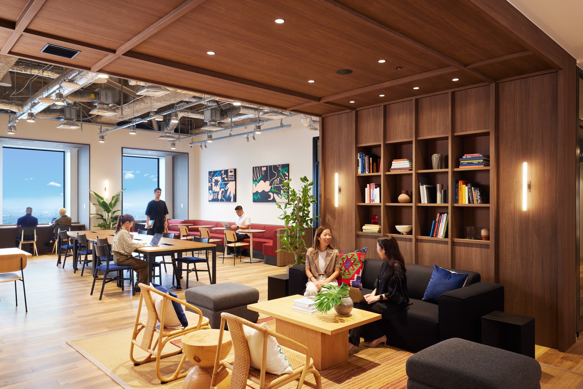 共用部_ラウンジ。広くて開放的なラウンジです。© WeWork