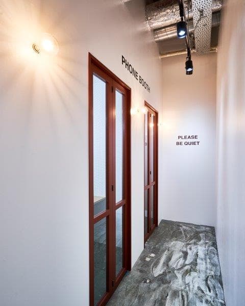 フォンブース_扉で仕切られるようになっているため、プライバシーにも配慮しています。