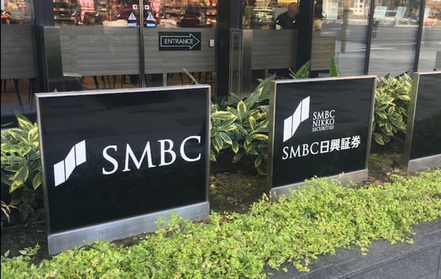 近隣の銀行_三井住友銀行赤坂支店(徒歩6分)