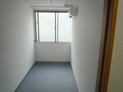 個室_204号室です。3名様までご利用頂けます。各個室にコンセントと有線LANがついております。