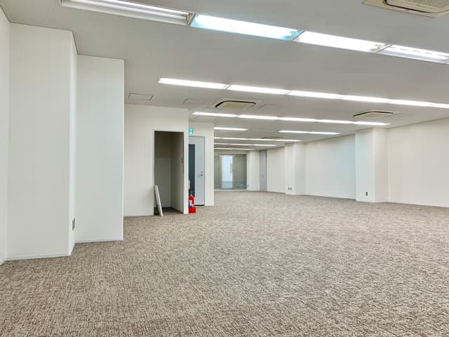 専有部_基準階。家具はつきません。内装工事は応相談です。