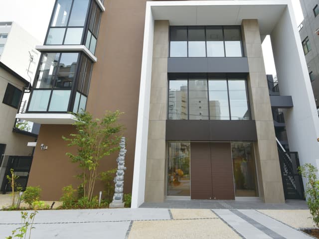 外観_ガラス張りの部分が特徴的な建物です。