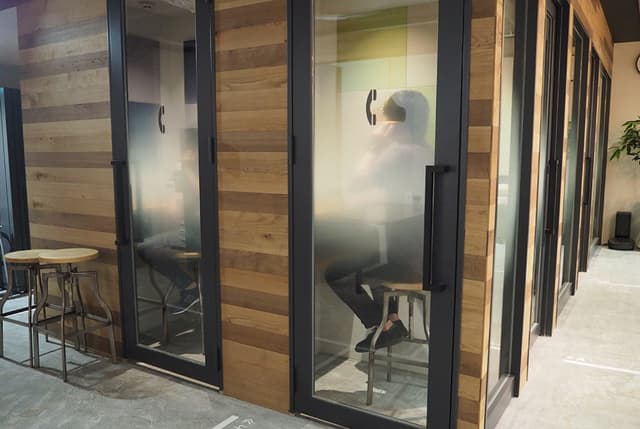 電話ブース_電話ブースがあるので周りの目を気にせず、商談などができます。