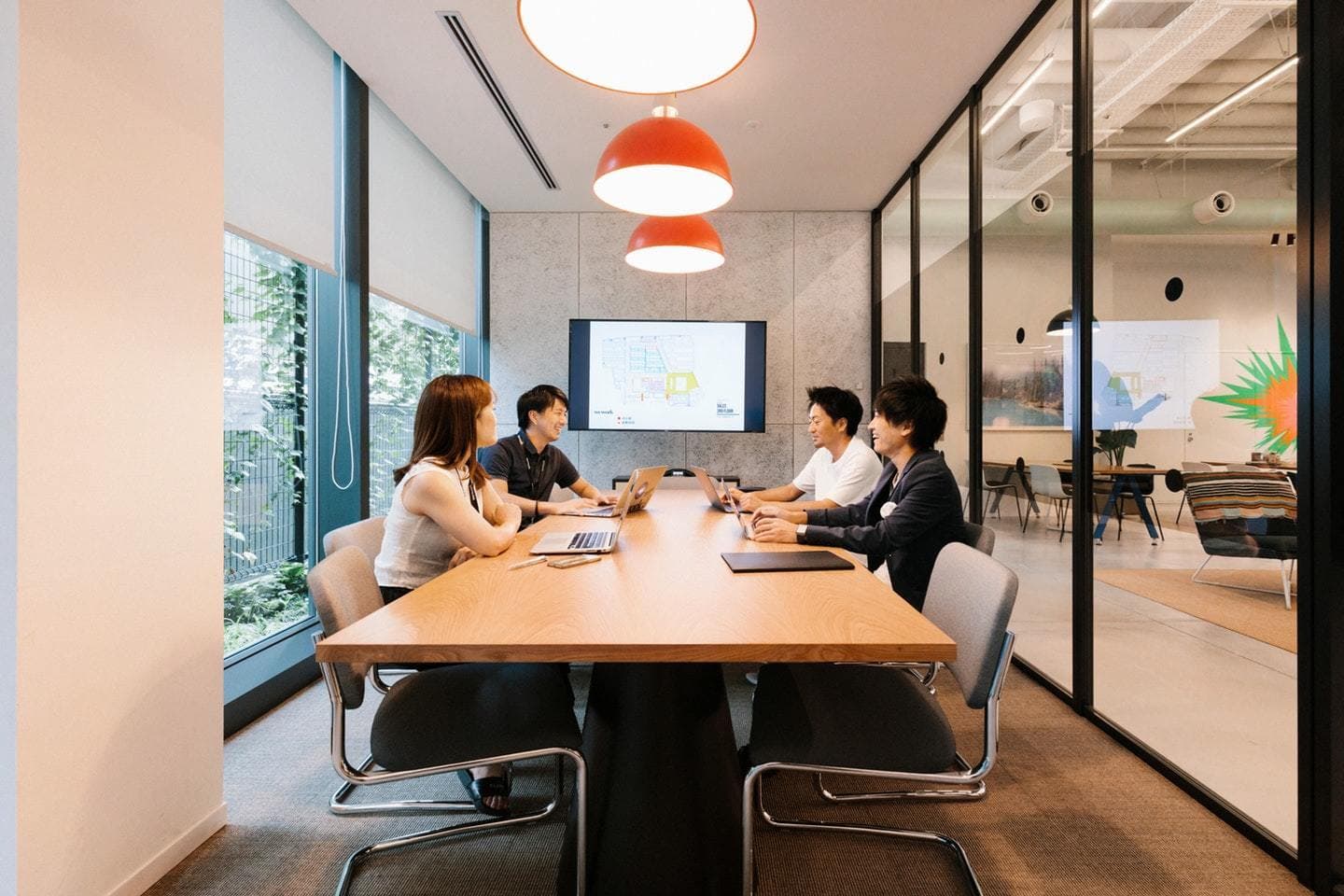 会議室_ガラス張りの外観は自然光を取り込み明るく快適な空間でミーティングが可能です©WeWork