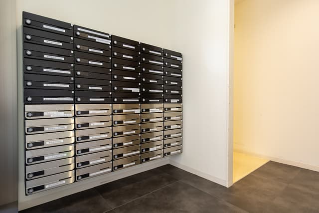 郵便ポスト_個室プランおよびバーチャルプランをご契約のお客様には、専用の郵便ポストをご用意しております。 また、デスクプランのオプションである「登記オプション」をご利用の場合は、集合ポストをご利用いただけます。