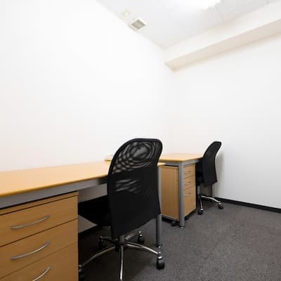 専有部_個室。オフィス家具、空調、インターネット回線が全室に備え付けです。