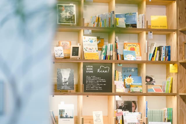 その他_コワーキングスペースに隣接する本屋さん。一棚一オーナー制の個性溢れる書棚が揃っています。