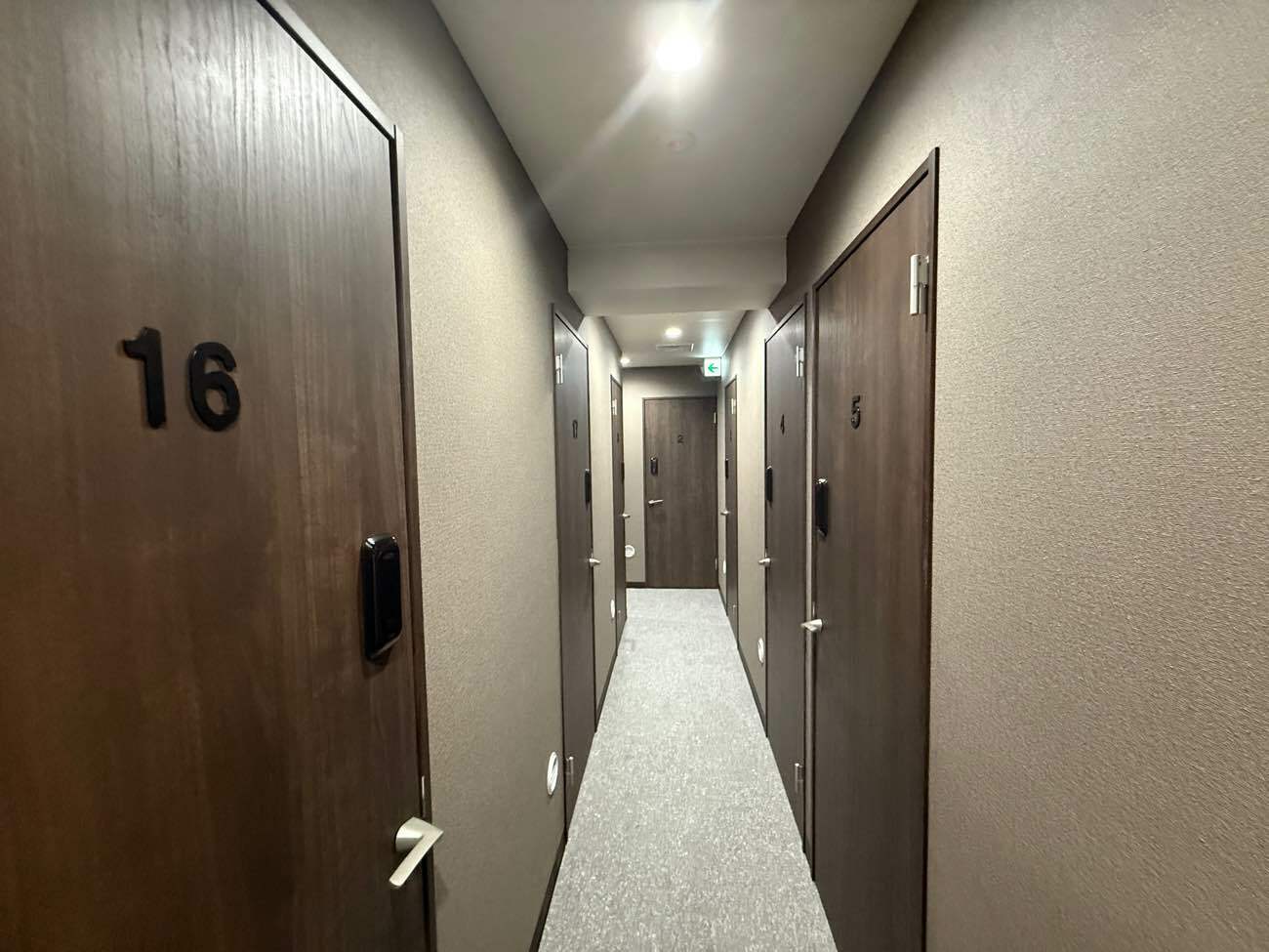 共有部_廊下。個室オフィスは施錠可能となっています。