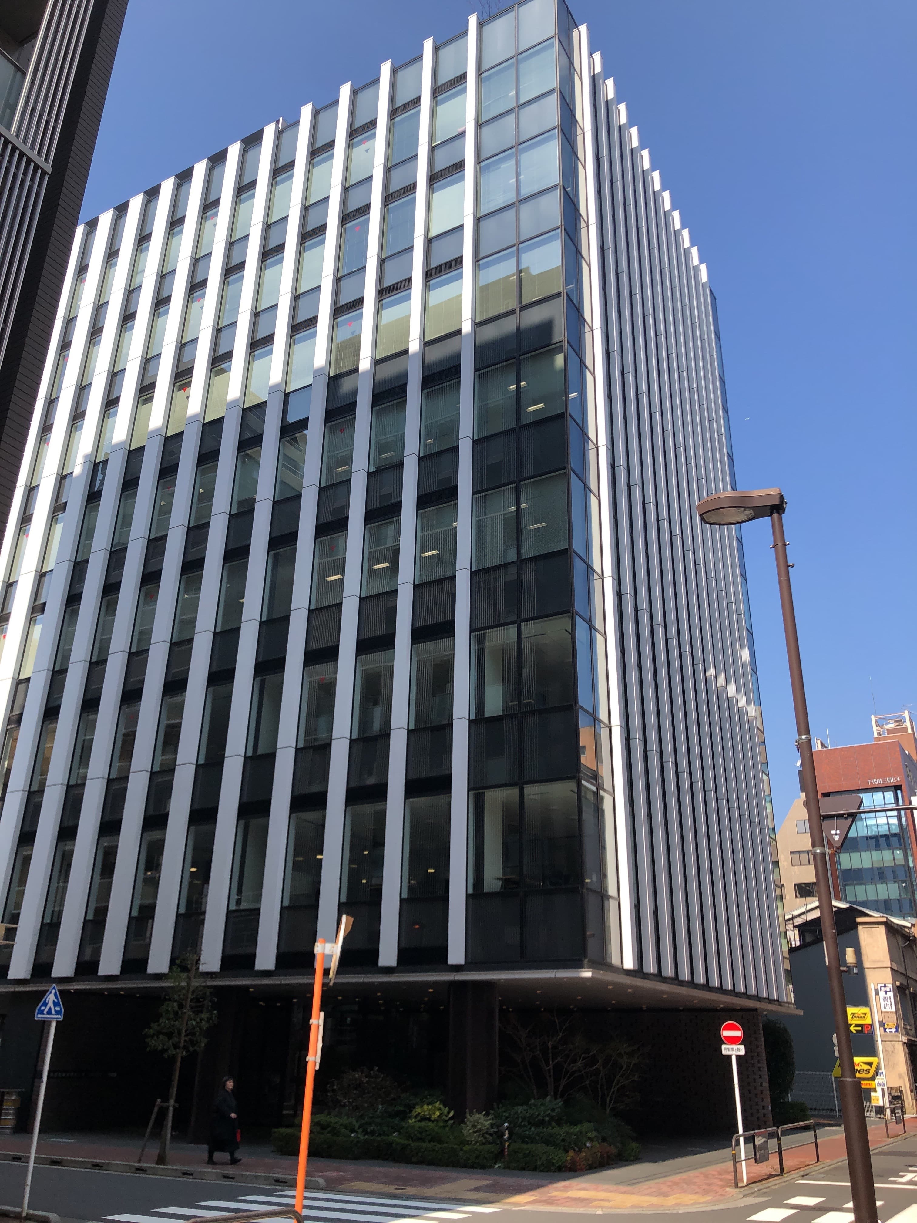 外観_神保町駅から徒歩3分の場所にあります。©WeWork