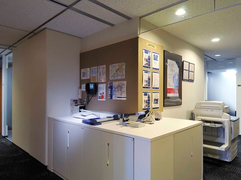 設備_複合機。複合機やペーパーカッター、穴あけパンチなど必要なものがそろっています。