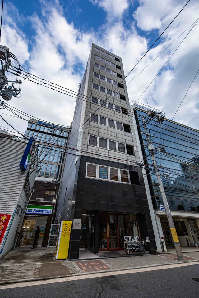 外観_本町通りに面した大変視認性の高いオフィスビルです