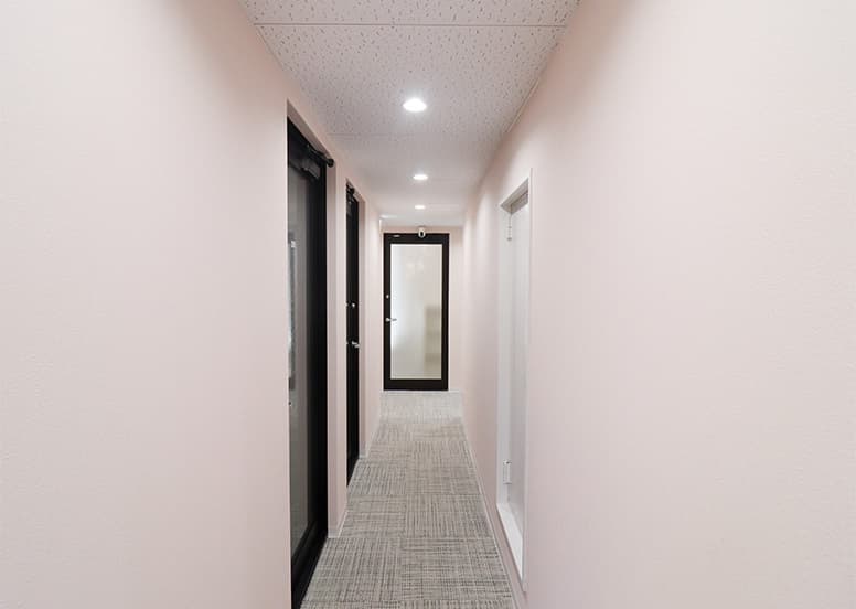 共有部_廊下。個室オフィスは施錠可能となっています。
