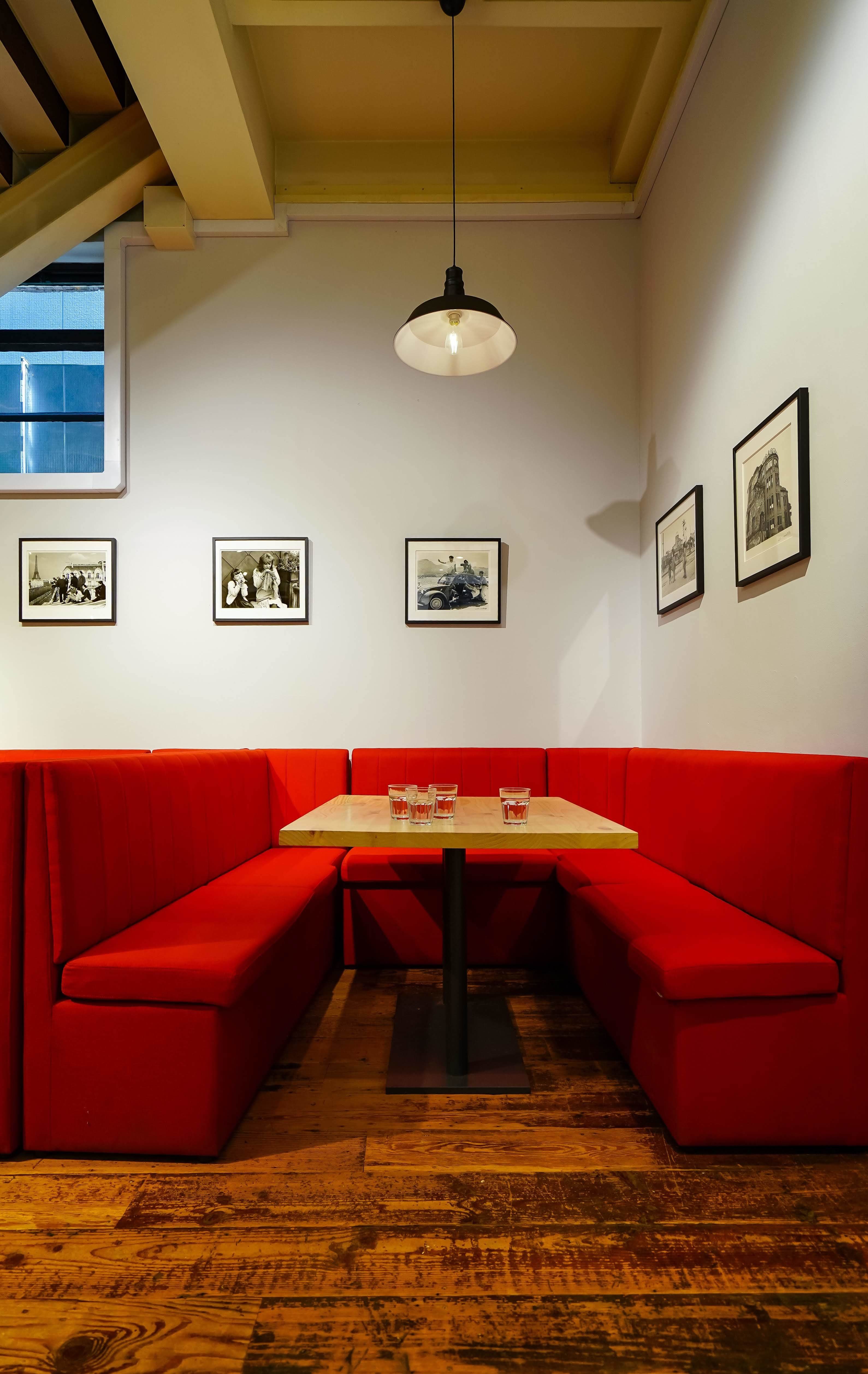 フリースペース_来客時の対応にご利用いただける真っ赤なソファーががあります