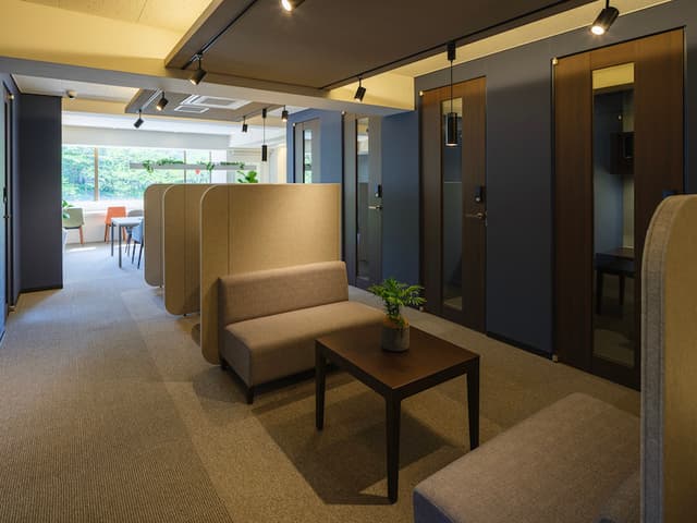 共用部_打合せコーナー。オープンスペースには無料の打ち合わせコーナーが設けられています。