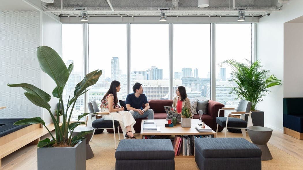 共有スペース_ソファもあり、リラックスして作業ができます。©WeWork※画像はイメージです。