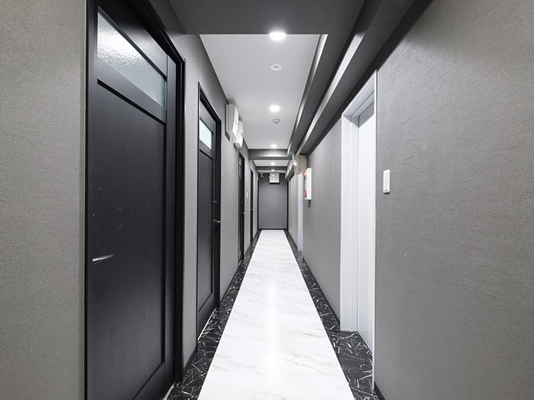 共用部_廊下。完全個室のプライベートオフィスが並んでいます。2階と3階で内装の雰囲気が異なります。