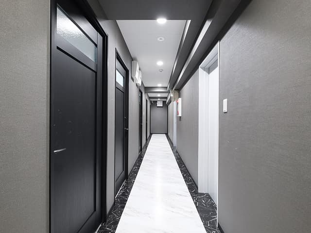 共用部_廊下。完全個室のプライベートオフィスが並んでいます。2階と3階で内装の雰囲気が異なります。