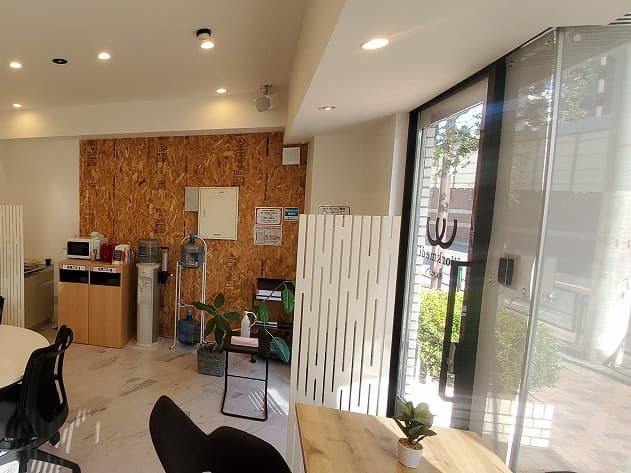 明るい日差しの入る共用部です