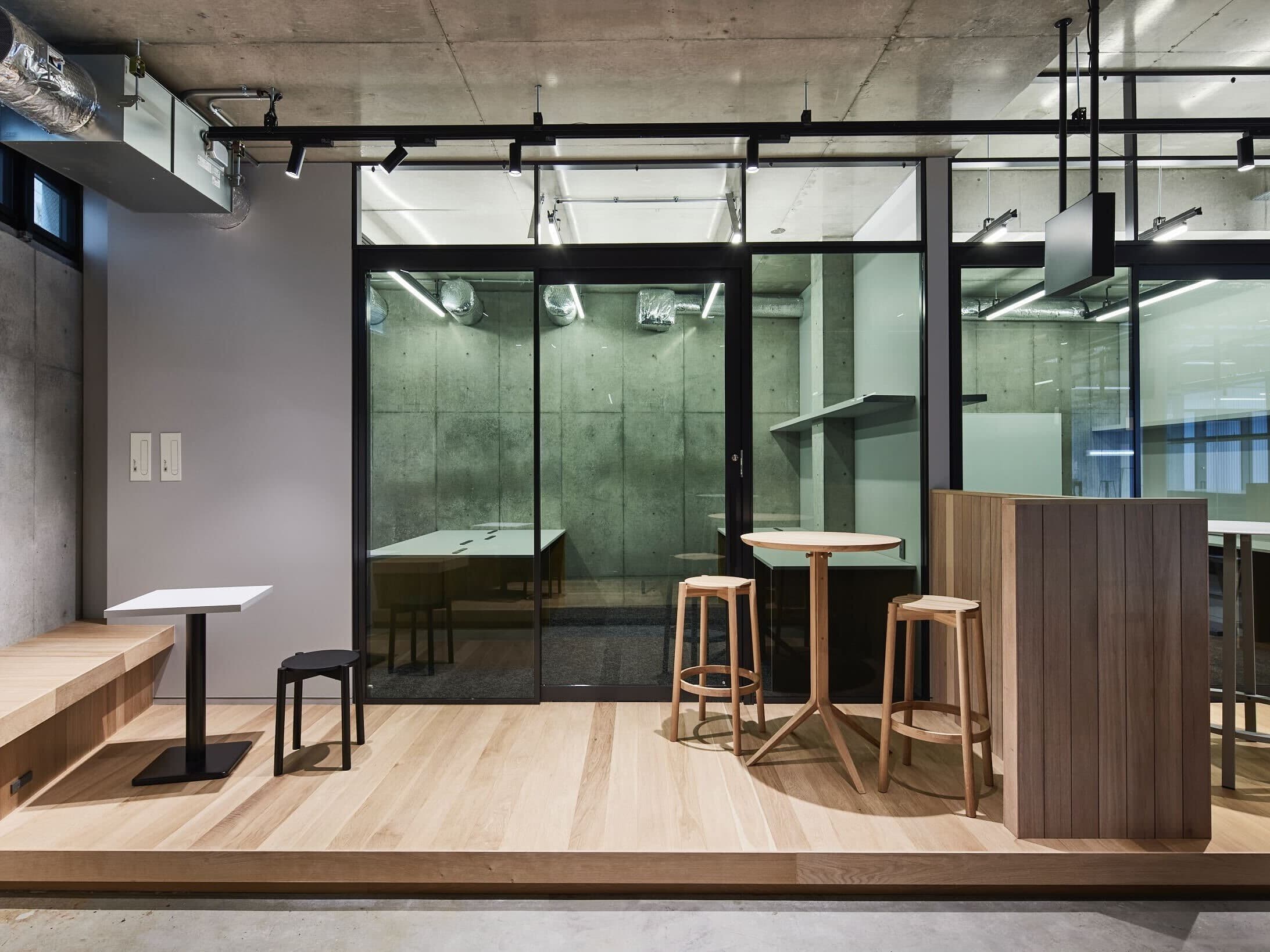 個室_1Fオフィス。大きくスペースが取れ、落ち着いた空間になっています。