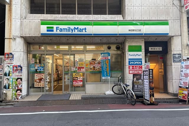 近隣のコンビニ_徒歩2分の位置にあります。周りには飲食店が多く、充実のランチタイムが過ごせますね。