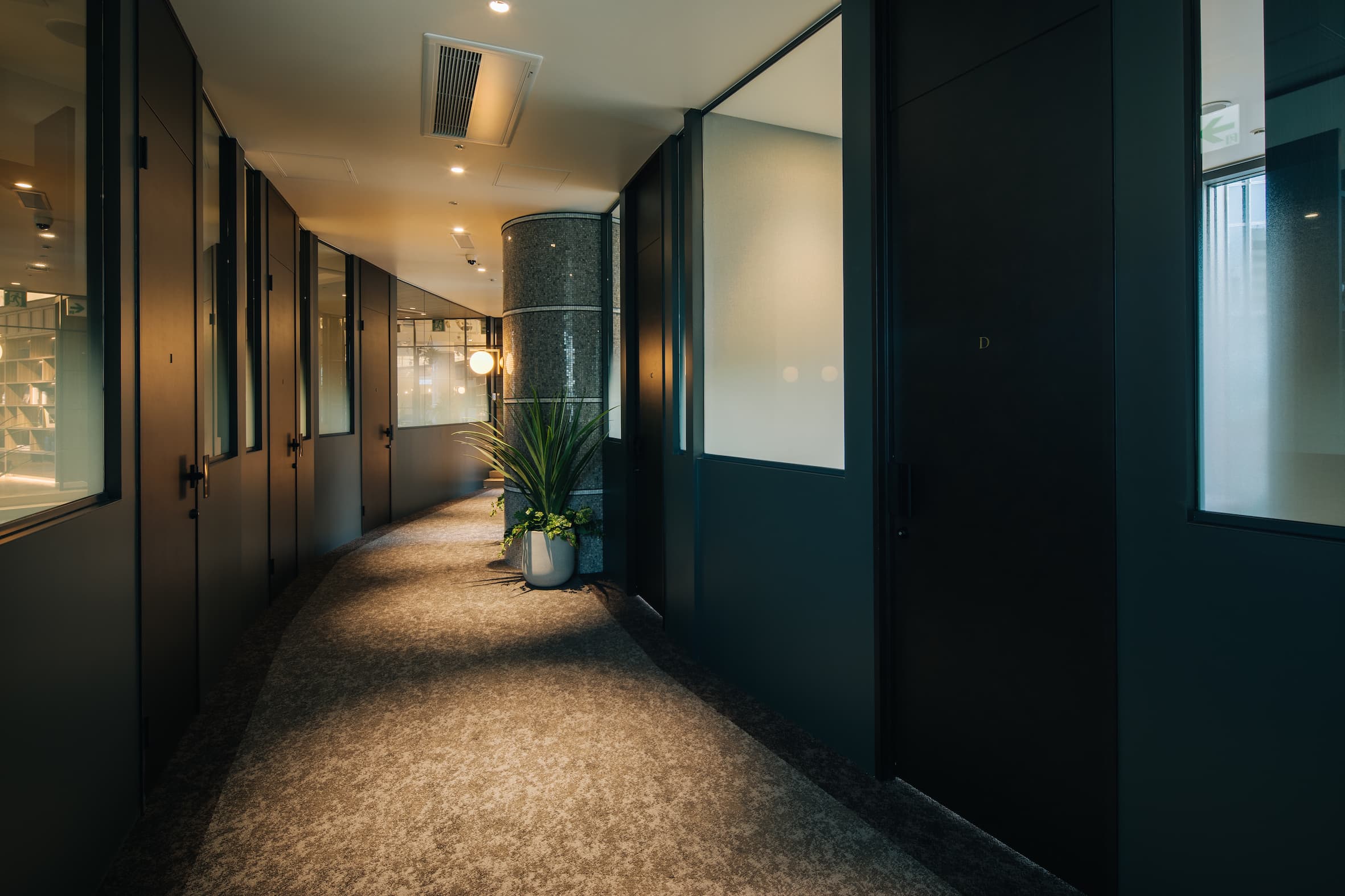 プライベートオフィス_各個室、施錠が可能なので安心して利用する事が出来ます。