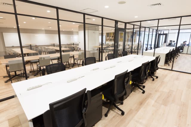 個室_こちらは14名用、急拡大している企業にも合わせられます