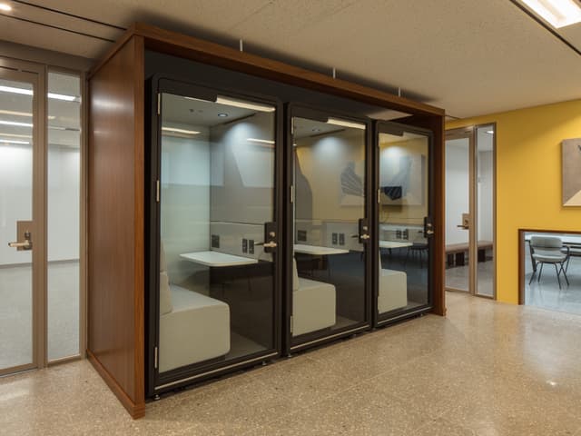 共用部_パーソナルブース。WEB会議に対応できるパーソナルブースを3台設置しています