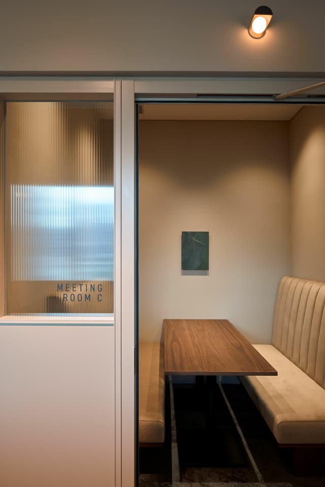 共用部_ミーティングルーム。外部からお客様を招いての商談の際にも利用できます。