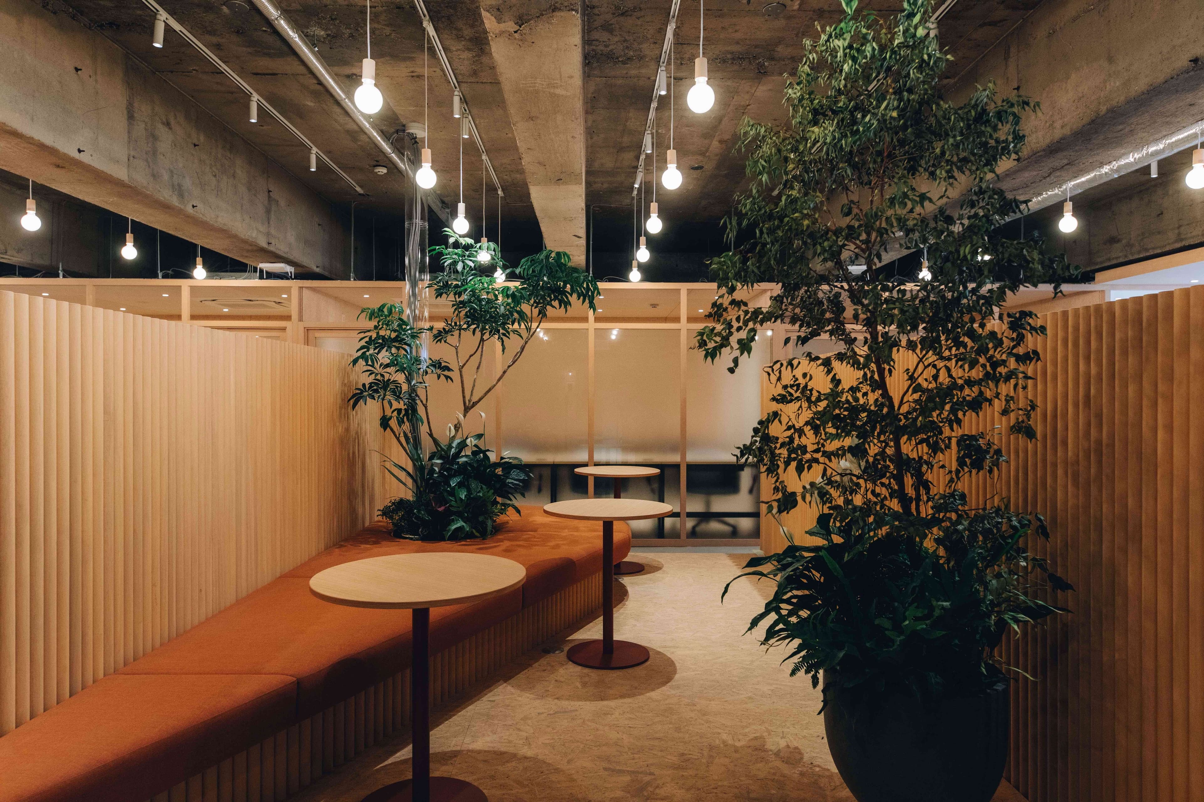 共用部_3Fラウンジ。固定デスク・固定ブースを備えています。