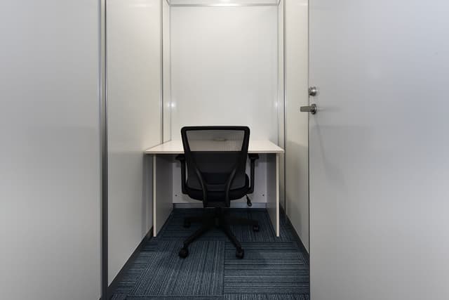 個室。家具付きのお部屋です。