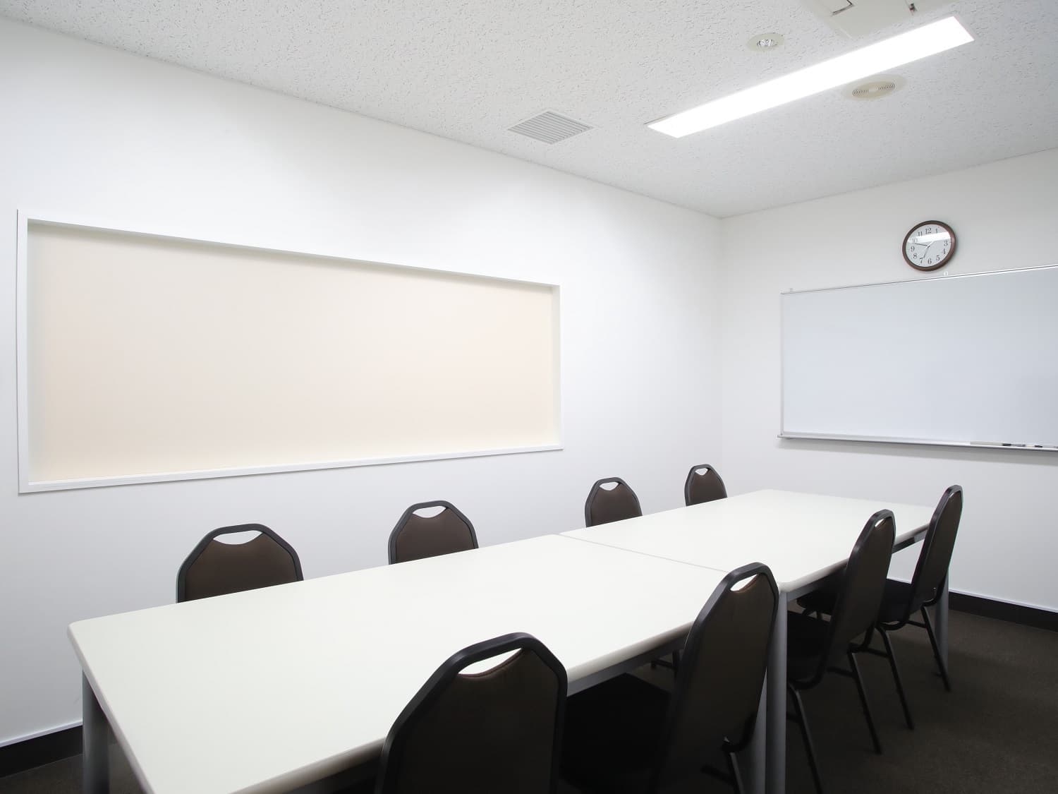 個室_8名用の個室です。広くスペースを取り、作業することができます。