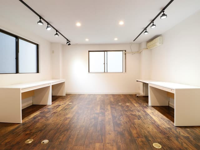 個室_オフィス。オフィス家具が完備されています。