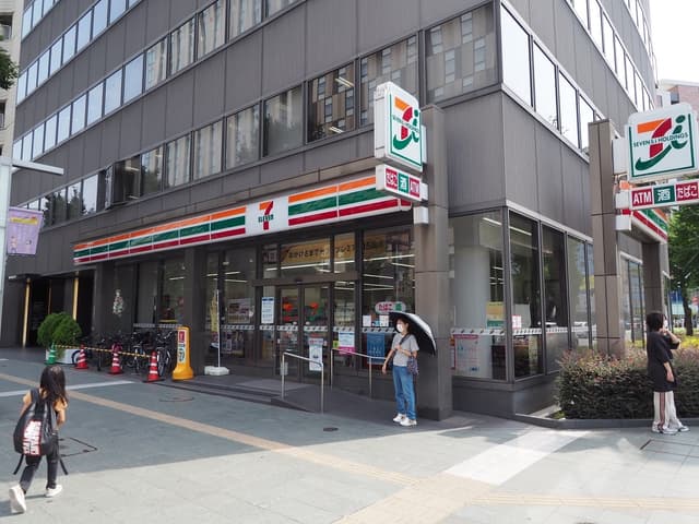 近隣のコンビニ_セブンイレブン 博多駅前管絃ビル店(徒歩2分)