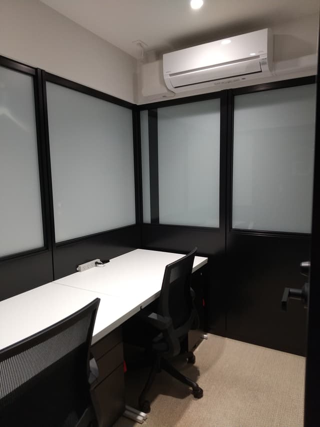 個室_2名個室。各個室それぞれのエアコンを完備しております。