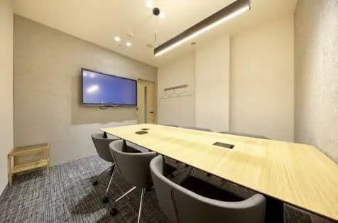 共有部_会議室。来客対応や打ち合わせ、大切な商談におすすめです。※画像はイメージです。©bizcomfort