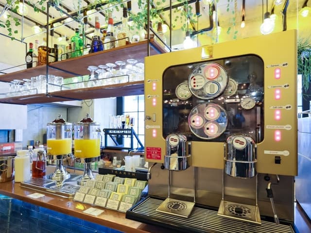 設備_コーヒーマシン。コーヒーに加え様々なドリンクがお楽しみいただけます。