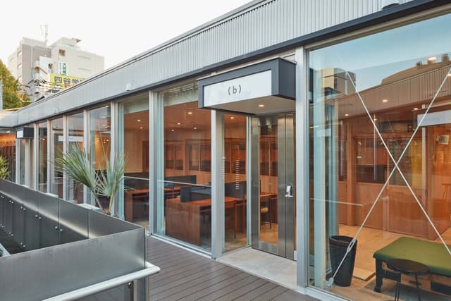 建物外観_自由が丘駅徒歩2分・トレインチ自由が丘の2階に位置するオフィスです。