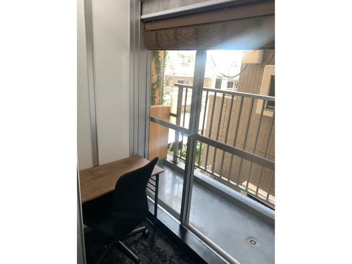 個室_タイプC。窓のあるお部屋のため、完全個室でも閉塞感なくご利用いただけます。