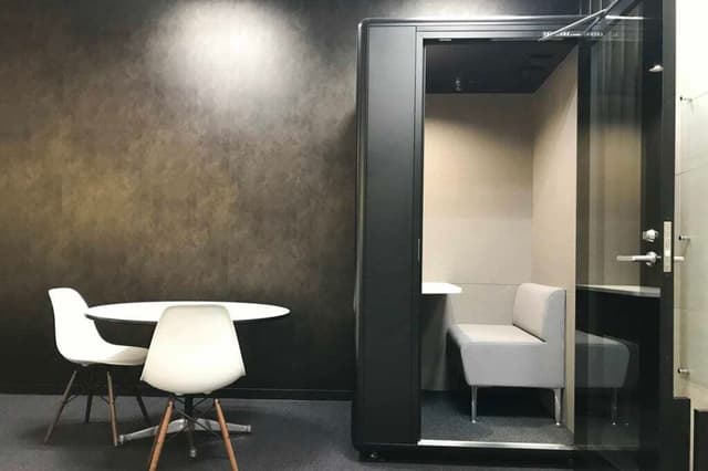 共有部_電話ブースとしてTELECUBEを導入。完全クローズ型のワークブースとしてご自由にお使いただけます