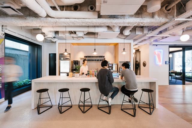 共用部_パントリーです。リフレッシュできるキッチンには様々な設備が整っています©WeWork