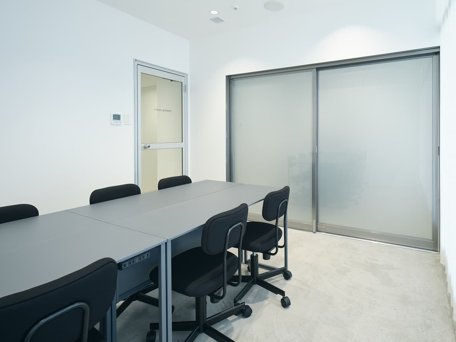 共用部_6名用会議室。事前予約が必要ですが、会員は通常料金の半額で利用可能です。