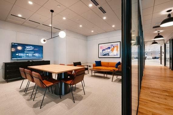 会議室_デザイン性の高い会議室です©WeWork