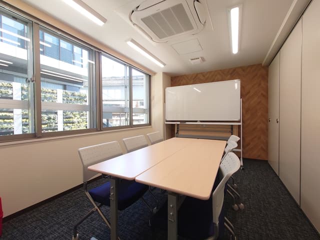会議室_24時間利用可能な予約制の会議室。ホワイトボードを完備しております。